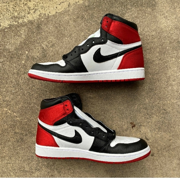 Jordan 1 Satin black toes - Picture 2 of 4